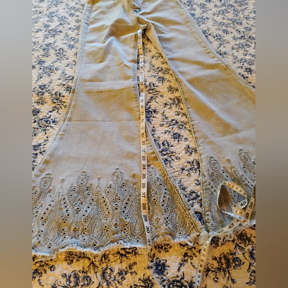 Eyelet bell bottom jeans - Picture 4 of 13